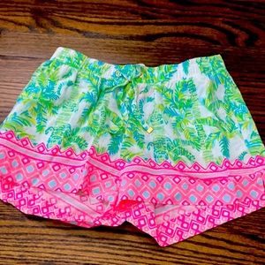 Like new Lilly Pulitzer shorts w beautiful tassels w a drip of gold!